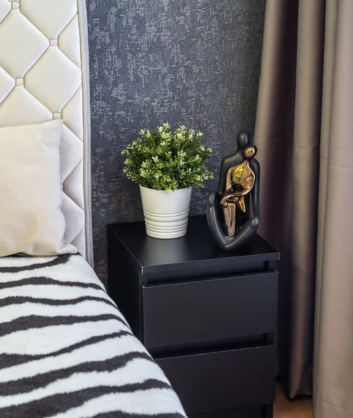 Yatak Odasının Modern Mekanı Siyah Komodinin Üzerinde Yeşil Çiçek Heykelciğin — Stok fotoğraf