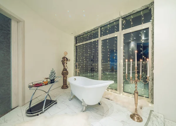 Luxus Badezimmer Interieur Weihnachtsdekoration Bad Fensternähe — Stockfoto