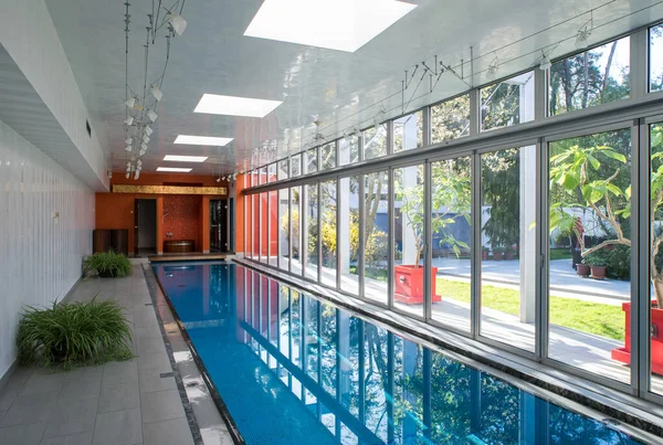 Nowoczesne Wnętrze Luksusowego Prywatnego Domu Pływanie Przyciągnąć Domku Ściana Szklana — Zdjęcie stockowe