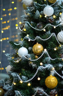 Beyaz ve altın toplar, boncuklar, Noel ağacında parlak bir çelenk.