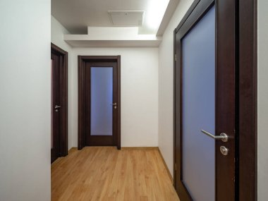 Lüks apartmandaki modern salon. Kapalı kapılar. Zemini parlatın. Özel ev.