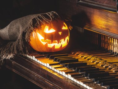 Cadılar Bayramı konsepti İçinde korkunç bir yüz ve mum olan balkabağı feneri..