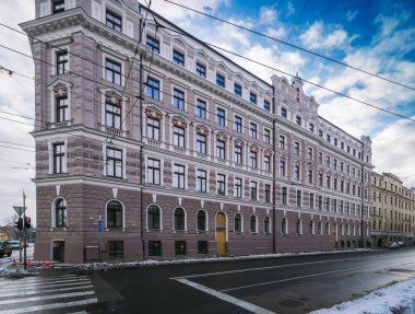 Riga 'nın kış şehri. Modern mimari. Konut binasının dışı. Bulutlu gökyüzü.