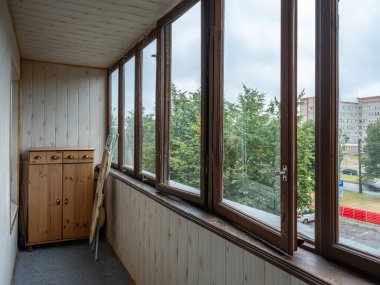 Modern dairenin balkonunda. Ahşap şifonyer. Emlak.