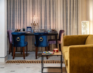 Lüks özel evde modern oturma odası. Masa, sandalyeler..