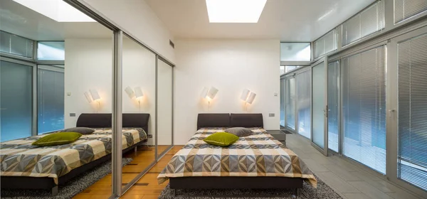 Modern Interieur Van Lichte Slaapkamer Luxe Appartement Schuifspiegel Garderobe Vooraanzicht — Stockfoto