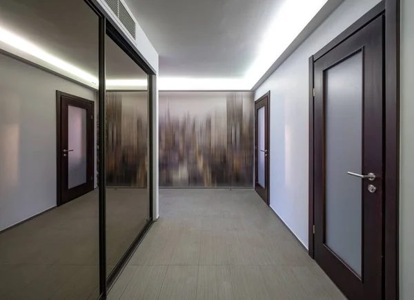 Lüks Apartmandaki Modern Giriş Salonu Ayna Sürgülü Kapı Dolabı — Stok fotoğraf