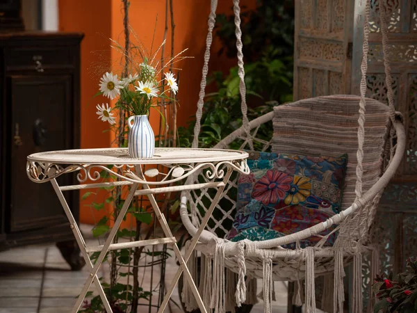 Verandanın Içi Hasır Sandalye Asmak Masada Çiçekler Yakın Plan — Stok fotoğraf