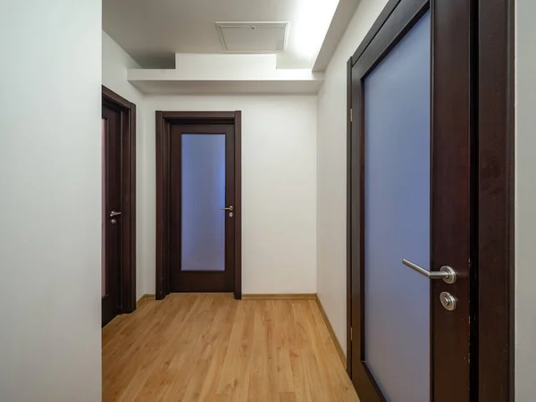 Lüks Apartmandaki Modern Salon Kapalı Kapılar Zemini Parlatın Özel — Stok fotoğraf