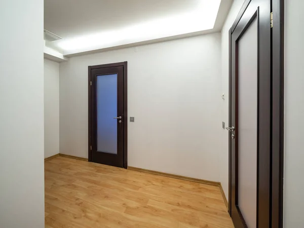 Interior Moderno Salão Apartamento Luxo Portas Fechadas Piso Laminado Casa — Fotografia de Stock