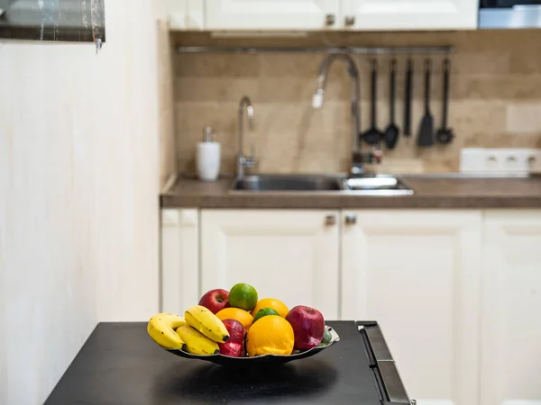 Κοντινό Πλάνο Φρέσκα Φρούτα Στο Πιάτο Θολή Kicthen Στο Παρασκήνιο — Φωτογραφία Αρχείου