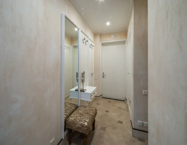 Koridorun Sonunda Dairede Ayna Duvarda Kanepe Beyaz Kapı — Stok fotoğraf