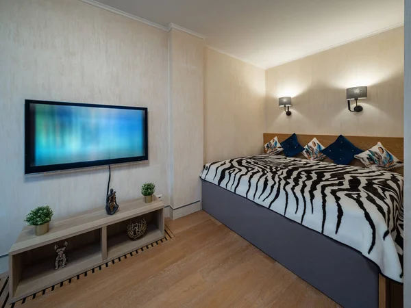 Yatak Odasının Modern Mekanı Zebra Gibi Battaniyeli Yatak Duvarda Sütyen — Stok fotoğraf