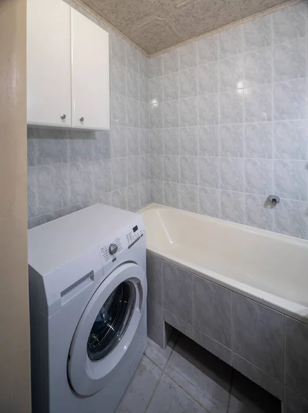 Einfaches Badezimmerinterieur Einer Modernen Wohnung Bad Waschmaschine — Stockfoto