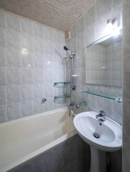 Modern Bir Dairede Basit Bir Banyo Beyaz Banyo Lavabo — Stok fotoğraf