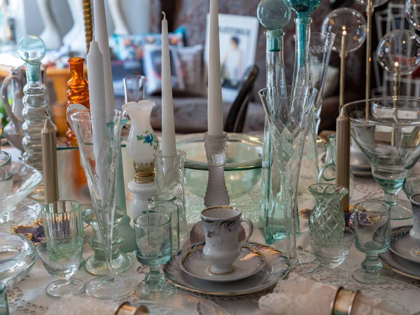 Eski Moda Bir Mekan Masada Klasik Cam Eşyalar Var Beyaz — Stok fotoğraf