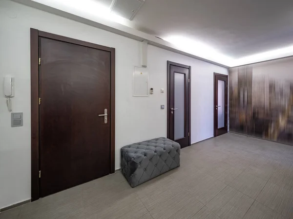 现代公寓入口大厅的内部 灰色的地板关上门 私人住宅 — 图库照片