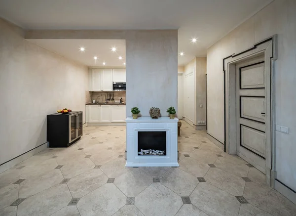 私人住宅的现代内部 宽敞的厨房白色壁炉 — 图库照片