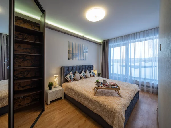 豪华公寓卧室的现代室内装饰 睡在舒适的床上 在木制托盘上吃早餐 — 图库照片
