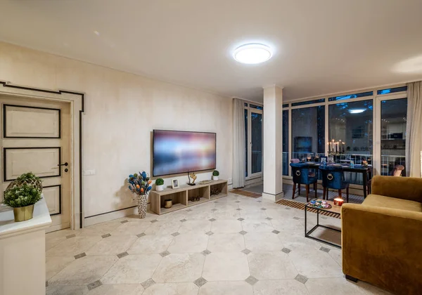 Lüks Özel Evde Modern Oturma Odası Masa Sandalyeler — Stok fotoğraf