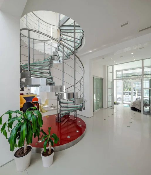 高級プライベートハウスで金属とガラスで作られたスパイラル階段 モダンな白のインテリア — ストック写真