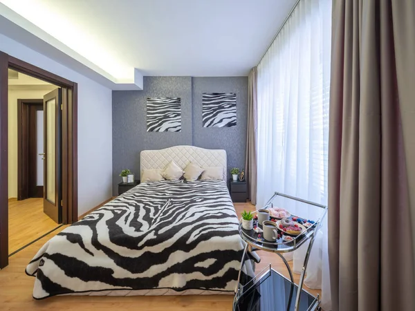 Lüks Özel Evdeki Yatak Odasının Modern Mekanı Konforlu Yatağın Önü — Stok fotoğraf