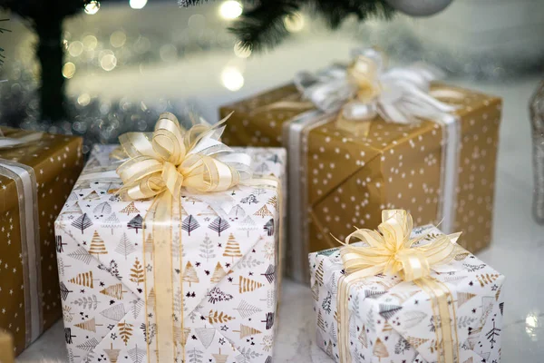 Close Belos Presentes Natal Embrulhados Cores Brancas Douradas — Fotografia de Stock