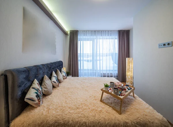 豪华公寓卧室的现代室内装饰 侧视图床 在木制托盘上吃早餐 — 图库照片