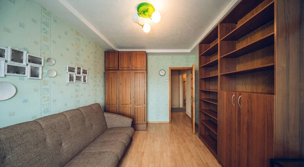 Interior Modern Ruang Tamu Apartemen Rak Kayu Sofa Yang Nyaman — Stok Foto