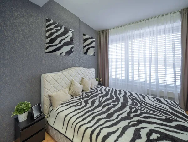 Modern Interieur Van Slaapkamer Luxe Prive Huis Gezellig Bed Zebraprint — Stockfoto