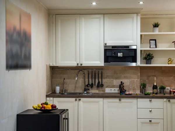 私人住宅的现代内部 宽敞的厨房新鲜水果 — 图库照片