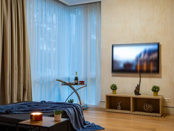 Oturma Odasının Modern Mekanı Duvarda Televizyon Var Panorama Pencereleri — Stok fotoğraf