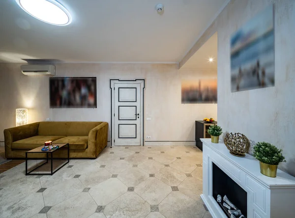 Lüks Özel Evde Modern Oturma Odası Şömine — Stok fotoğraf