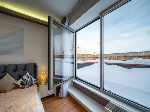 Modern Interieur Van Slaapkamer Luxe Prive Huis Open Raam Sneeuw — Stockfoto