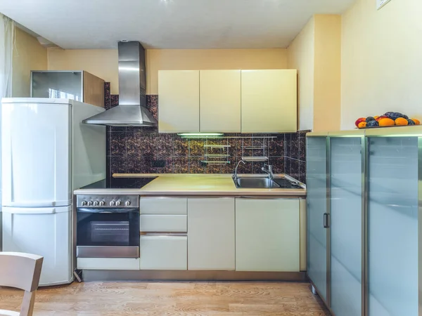 Μοντέρνο Απλό Εσωτερικό Της Κουζίνας Στο Διαμέρισμα Ψύξη Φούρνος Και — Φωτογραφία Αρχείου