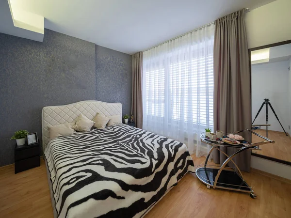 Lüks Özel Evdeki Yatak Odasının Modern Mekanı Sıcak Yatak Zebra — Stok fotoğraf