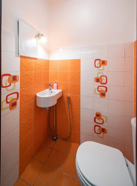 Modernes Interieur Mit Kleinem Badezimmer Orangefarbene Fliese Waschbecken Und Toilette — Stockfoto