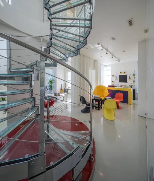 Interiro Moderne Maison Privée Luxe Escalier Colimaçon Verre Métal Salon — Photo