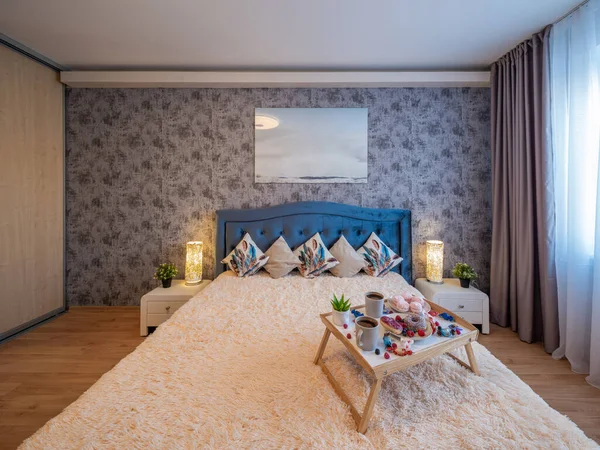 豪华公寓卧室的现代室内装饰 睡在舒适的床上 在木制托盘上吃早餐 — 图库照片