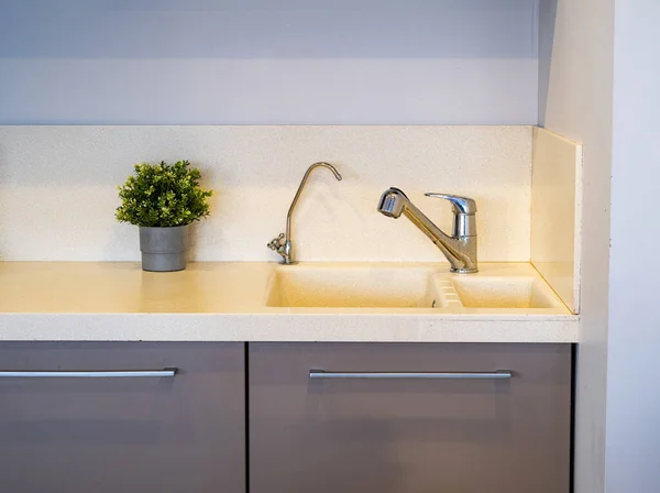 Interior Dapur Modern Pendekatan Wastafel Dan Keran Keran Air — Stok Foto