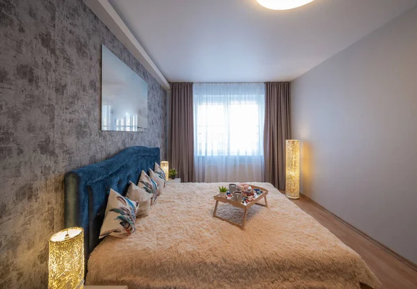 Lüks Bir Dairede Modern Bir Yatak Odası Yatağın Yan Görüntüsü — Stok fotoğraf