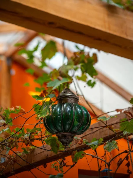 Gros Plan Lanterne Vintage Décorative Suspendue Avec Verre Vert — Photo