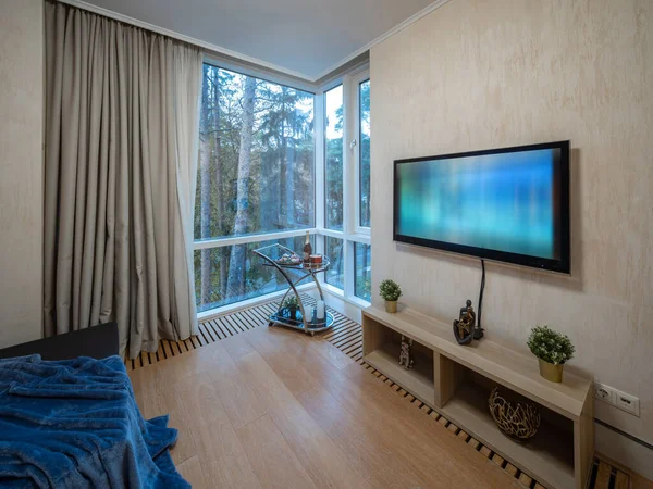 Oturma Odasının Modern Mekanı Duvarda Televizyon Var Panorama Pencereleri — Stok fotoğraf