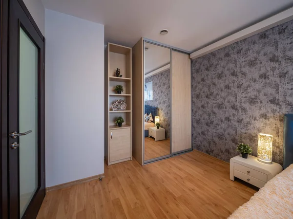 Lüks Bir Dairede Modern Bir Yatak Odası Komodinin Yatağı Ayna — Stok fotoğraf