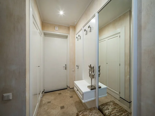 Exterior Corredor Apartamento Espelho Parede Otomano Porta Branca — Fotografia de Stock