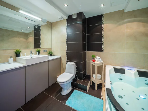 Modernes Interieur Des Luxus Badezimmers Der Wohnung Beleuchtetes Massagebad Mit — Stockfoto