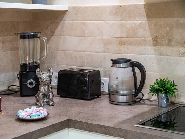 厨房柜台上的电水壶 烤面包机和搅拌机 米黄色瓷砖 — 图库照片