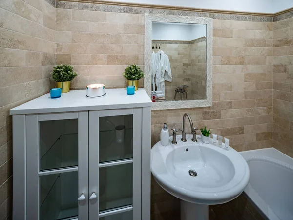Badezimmerausstattung Weißes Waschbecken Und Spiegel Leere Schließfächer Beige Fliesen — Stockfoto