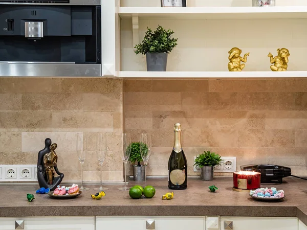 厨房柜台和架子 一瓶香槟 玻璃杯 家居装饰 — 图库照片