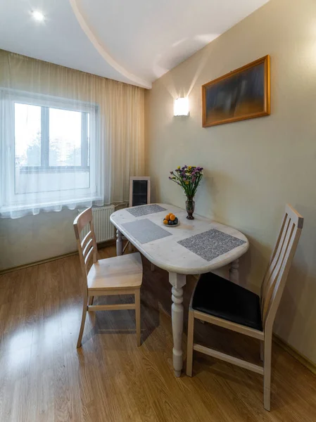 厨房的现代内部 桌子和椅子带有郁金香的窗户 — 图库照片